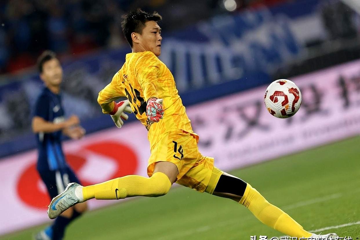 包含中超倒计时，武汉三镇关键时刻临场应变，细节引发关注，质疑声仍在，医务组通报恢复的词条