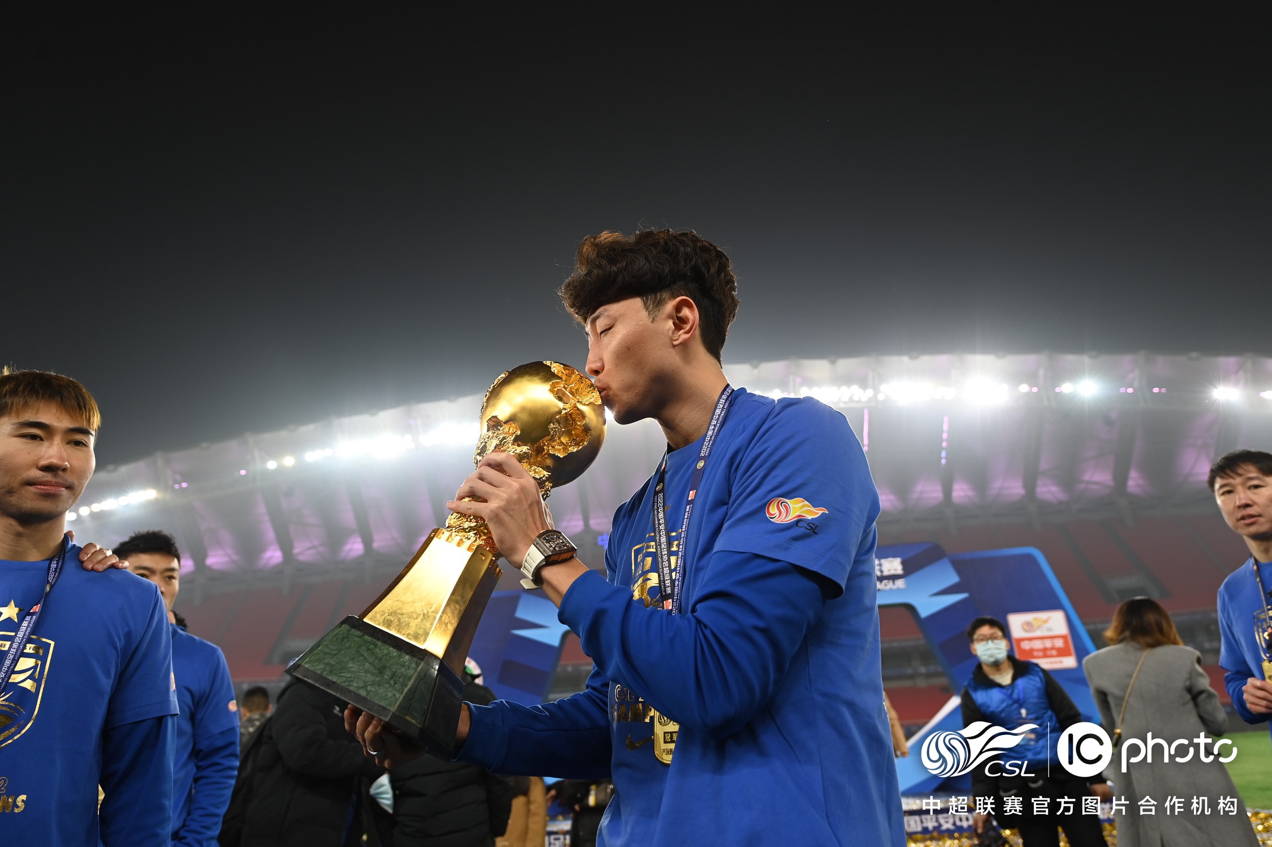 爱游戏-浙江队训练开放日，今晚扳平良机引欢呼，中超在即，阵容厚度经受考验的简单介绍