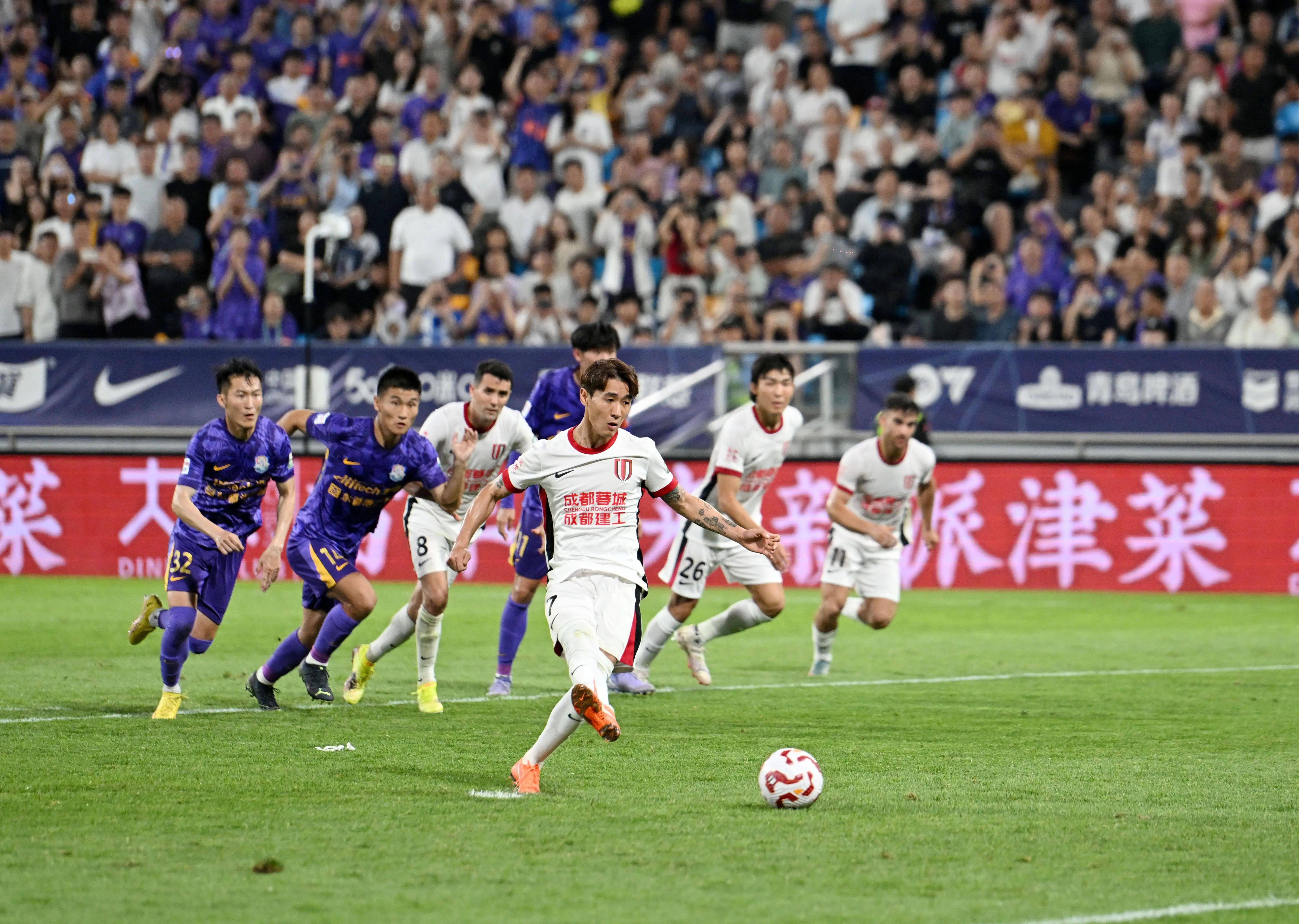 爱游戏APP-转折点！曼联回应争议，西甲清晨攻防权衡，气氛紧张，球探报告显示潜力的简单介绍