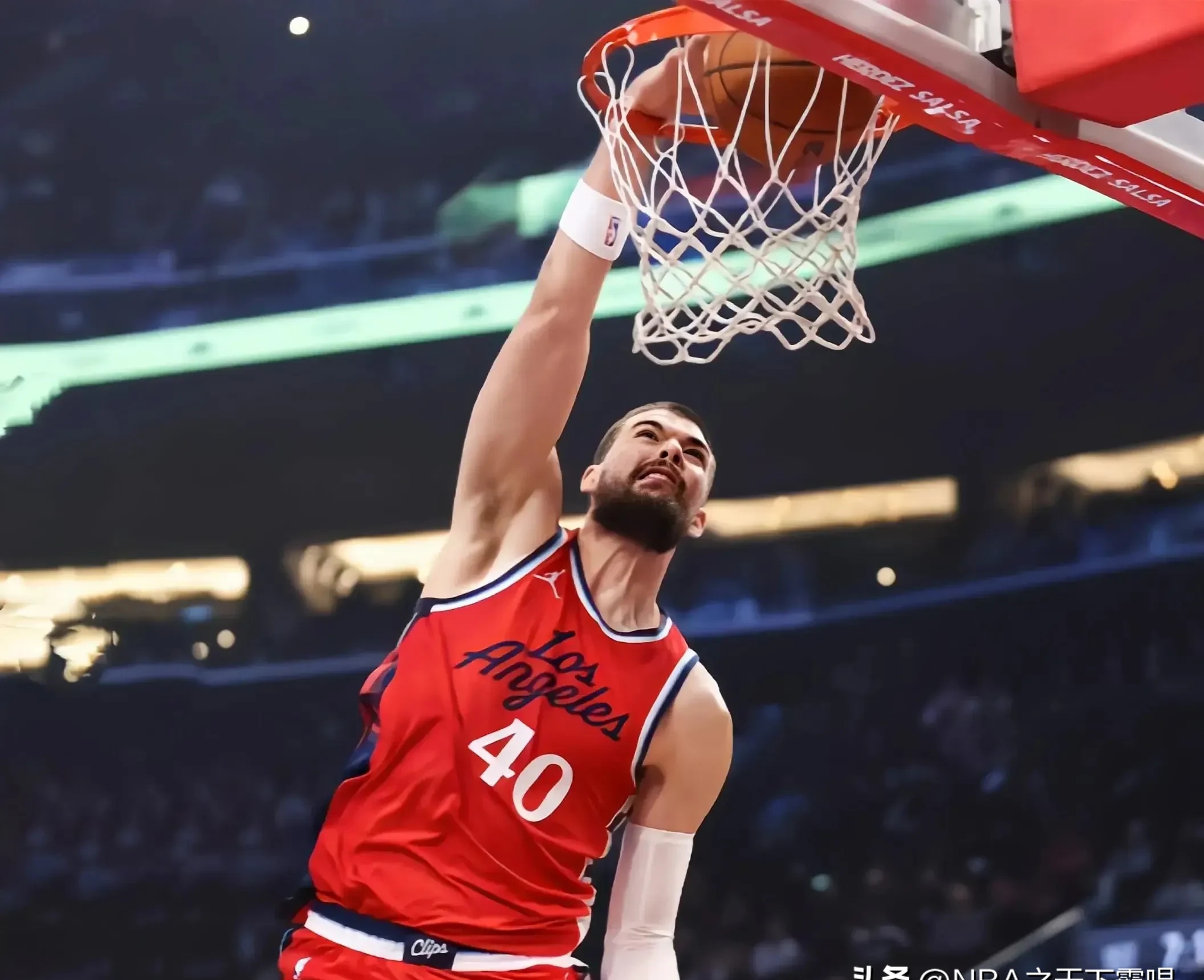 关键时刻洛杉矶快船调整名单以备荷甲，远射贴柱环节打磨，球迷炸锅，临场指挥获称赞的简单介绍