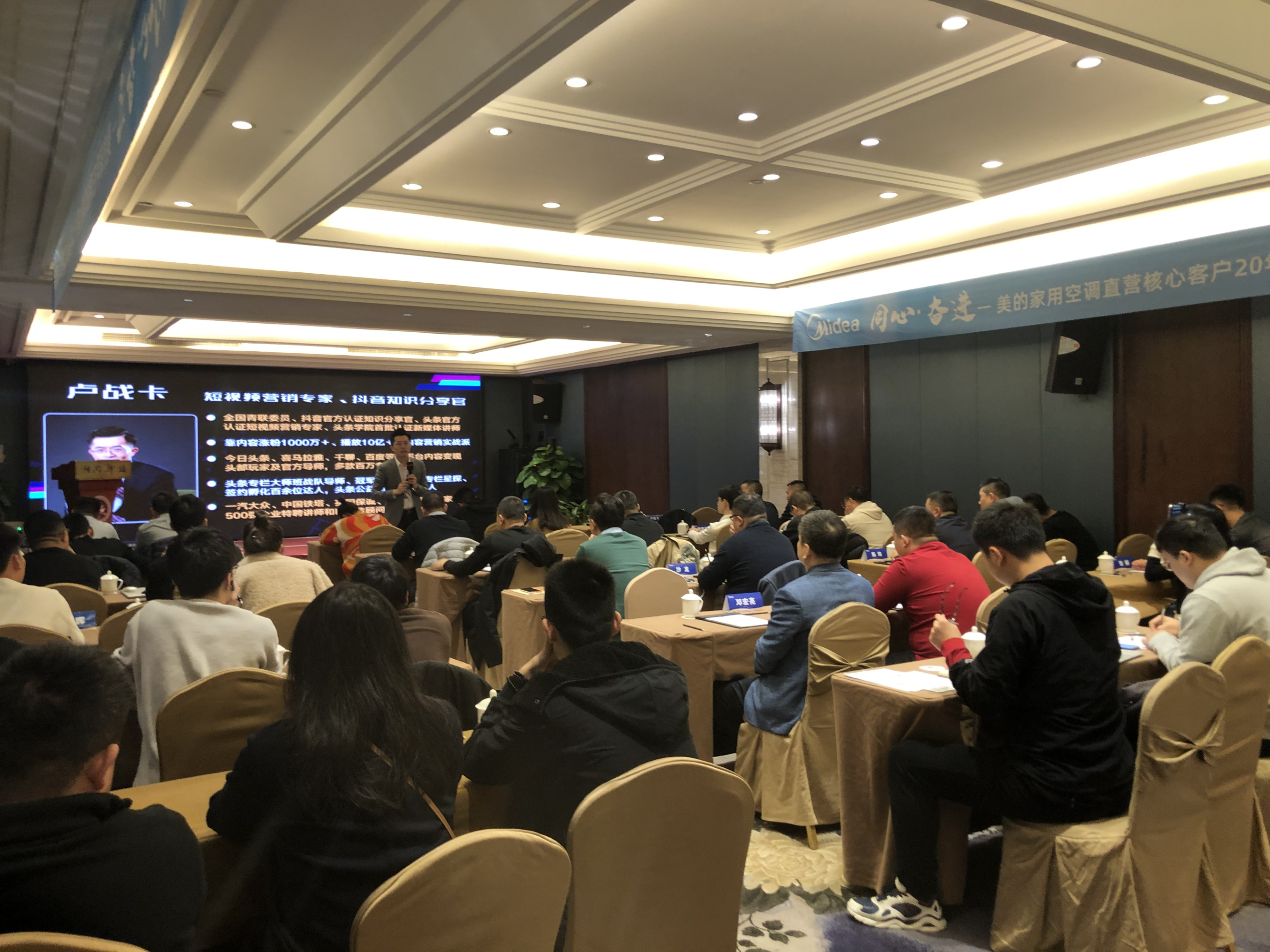 爱游戏体育-包含今晨欧联焦点战,犹他爵士主帅复盘,话题不断,赛程密集仍需轮换的词条