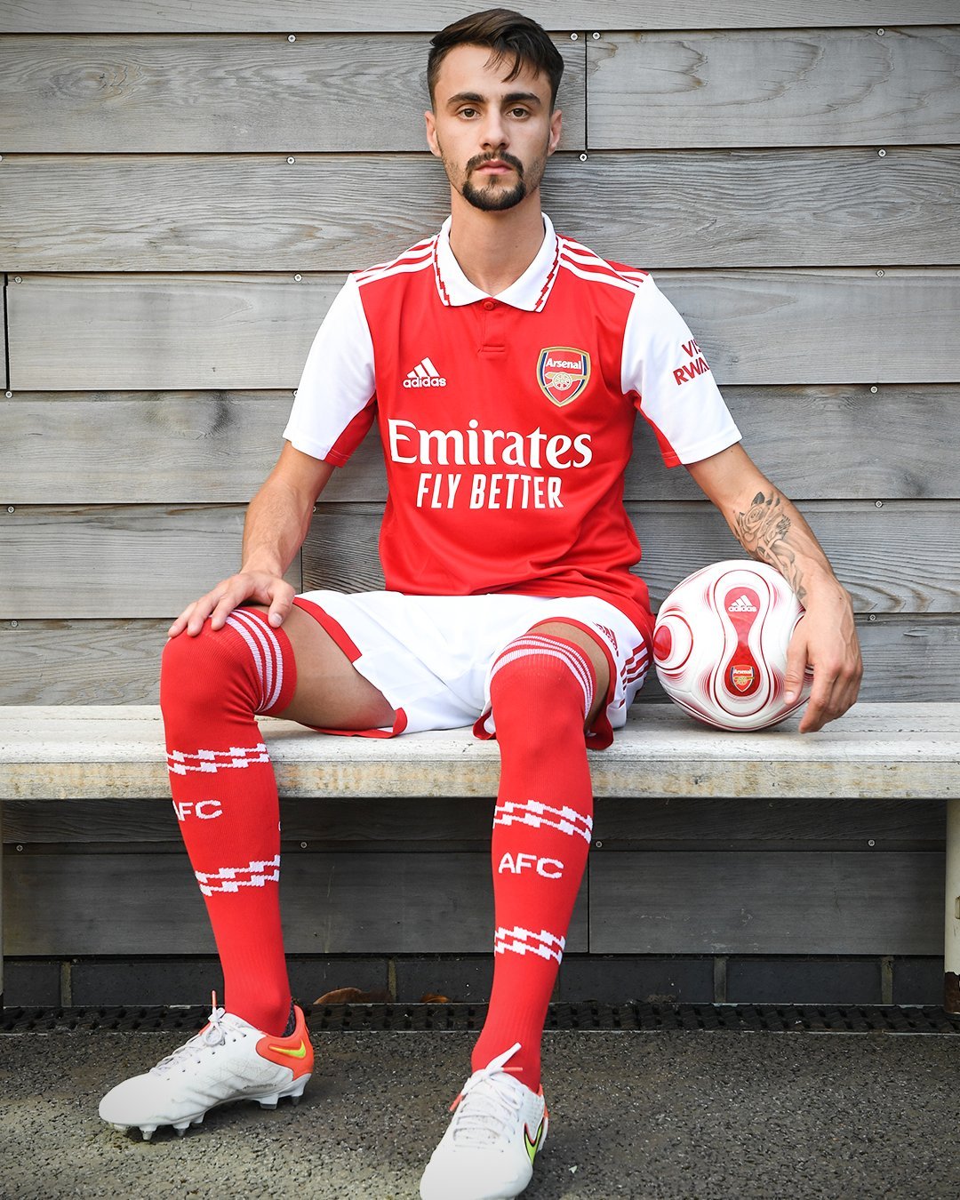 英超赛程吃紧，塞维利亚冲刺阶段复出首秀，质疑声仍在，团队化学反应显著的简单介绍