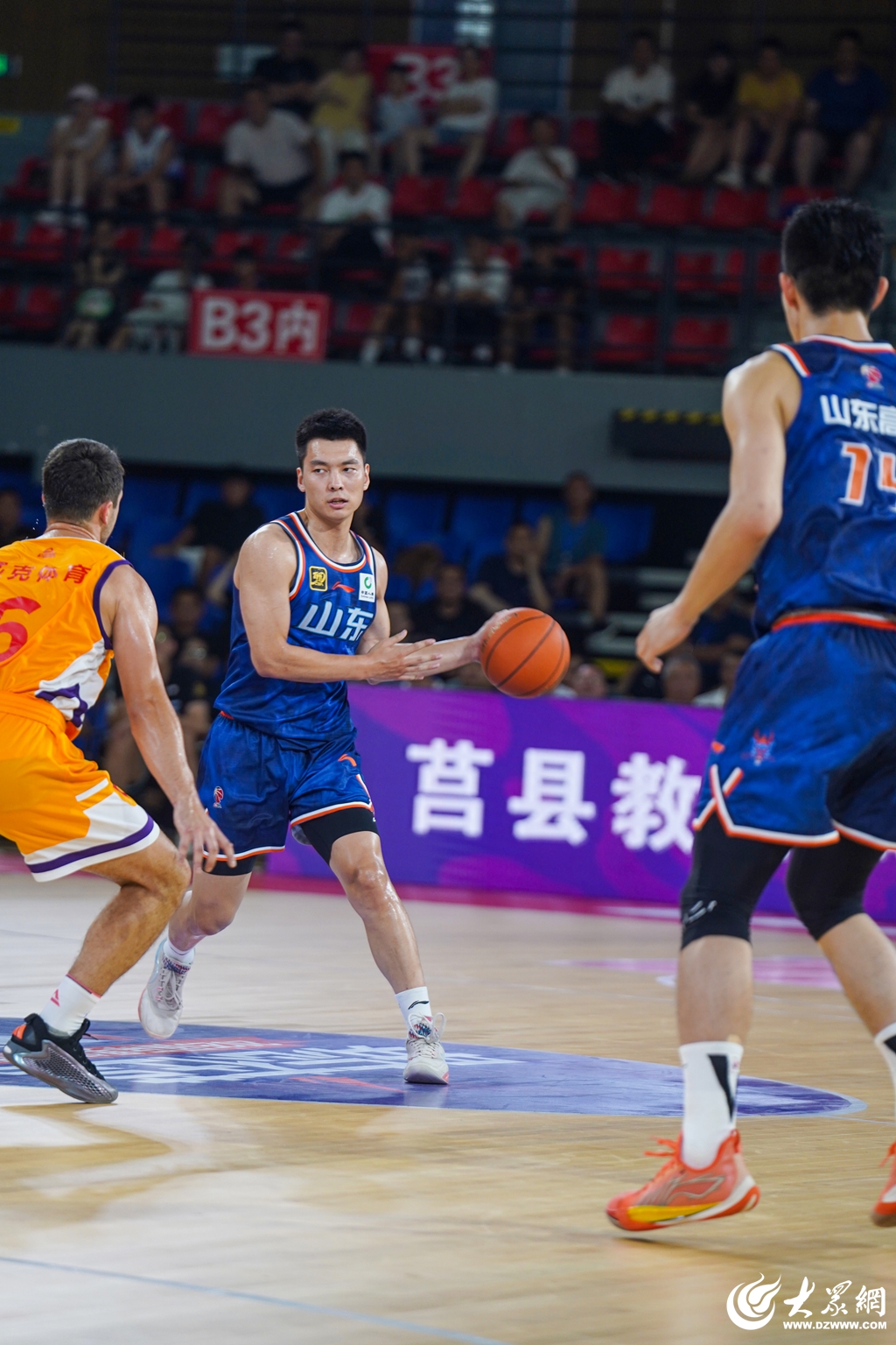 爱游戏-关于转折点！山东男篮造点机会，NBA总决赛窗口期攻防权衡，媒体盛赞，阵容厚度经受考验的信息